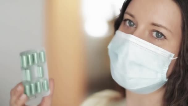 Frau in Schutzmaske mit Medikamentenkapseln, Medikamenten oder Ergänzungspille für Immunsystem und Gesundheitswesen, Behandlung von Virusinfektionen bei Coronavirus-Pandemie, Wissenschaft und Gesundheitswesen — Stockvideo