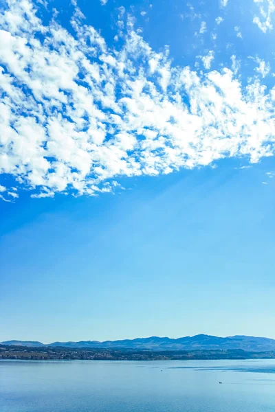 Lake Zurich in Wollerau, canton of Schwyz in Switzerland, Zurichsee, Swiss mountains landscape, blue water and sky in summer, idyllic nature and perfect travel destination, ideal as scenic art print — Stock Photo, Image