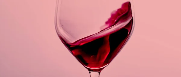 Красное вино в хрустале, алкогольный напиток и роскошный аперитив, энология и виноградарство — стоковое фото