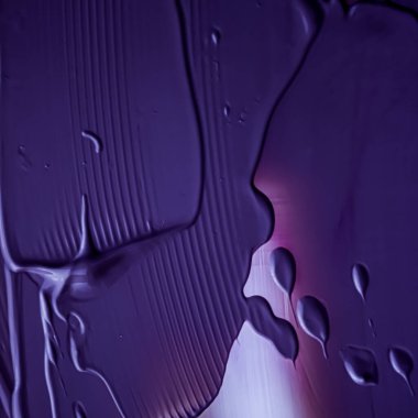 Lüks güzellik markası, bayram afişi tasarımı, soyut duvar sanatı veya sanatsal fırça darbesi için mor krem dokusu, kozmetik ürün ve makyaj arka planı