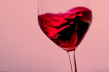 Kristal bardakta kırmızı şarap, alkol içeceği ve lüks aperatif, oenoloji ve ekolojik ürün