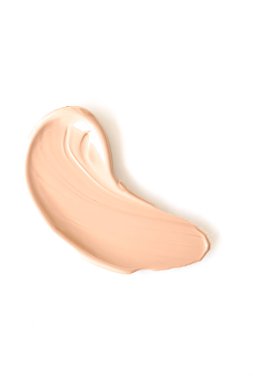 Beyaz arka planda izole edilmiş bej güzellik kozmetik dokusu, lekeli makyaj emülsiyon kremi lekesi veya temel lekesi, ezilmiş kozmetik ürünler ve boya vuruşları