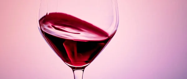 Преміальне червоне вино в кришталевому склі, алкогольний напій та розкішний аперитив, енологія та виноградарський продукт — стокове фото