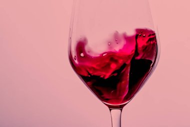 Kristal bardakta kırmızı şarap, alkol içeceği ve lüks aperatif, oenoloji ve ekolojik ürün