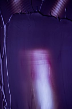 Lüks güzellik markası, bayram afişi tasarımı, soyut duvar sanatı veya sanatsal fırça darbesi için mor krem dokusu, kozmetik ürün ve makyaj arka planı