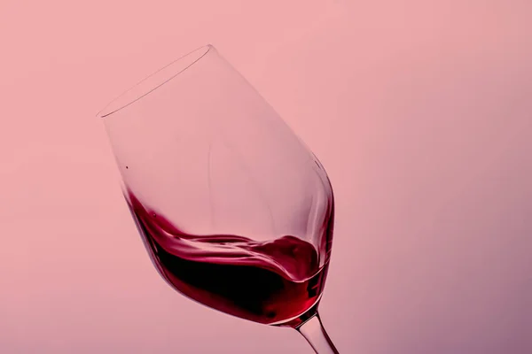 Kristal bardakta kırmızı şarap, alkol içeceği ve lüks aperatif, oenoloji ve ekolojik ürün — Stok fotoğraf