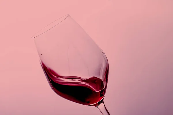 크리스털 유리, 알콜 음료 및 고급 aperitif, oenology 및 생물 재배 제품에 붉은 포도주 — 스톡 사진