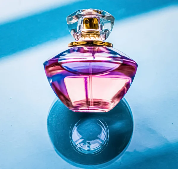 Butelka perfum na błyszczącym tle, słodki kwiatowy zapach, zapach glamour i eau de perfum jako prezent na wakacje i luksusowe kosmetyki marki design — Zdjęcie stockowe