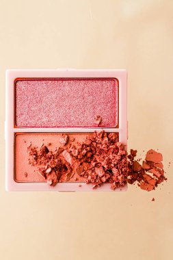 Altın arka planda izole bir şekilde uzanan göz makyajı ya da allık rengi palet, düz göz farı düz dizayn edilmiş göz farı, ezilmiş makyaj ve kozmetik ürün.