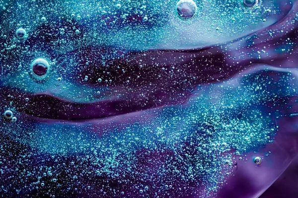 Абстрактный пурпурный жидкий фон, всплески краски, узоры и капли воды, гель красоты и косметическая текстура, современное магическое искусство и наука как роскошный дизайн плоскостей — стоковое фото
