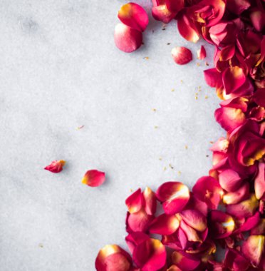 Mermer arka planda gül yaprakları, çiçek dekoru ve düğün örtüsü, davet için bayram tebrik kartı, düz dizayn