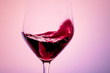 Kristal bardakta kaliteli kırmızı şarap, alkol içeceği ve lüks aperatif, oenoloji ve ekoloji ürünü.