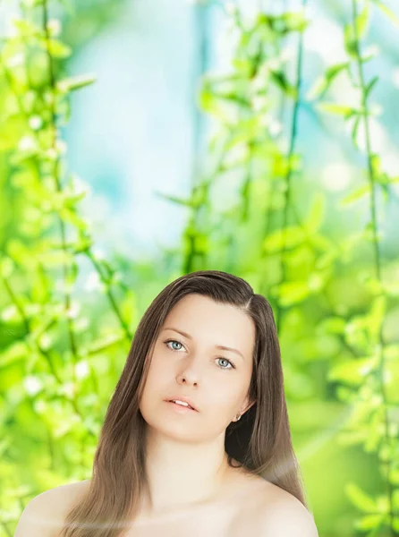 Retrato de belleza de mujer joven para cuidado de la piel natural y marca cosmética, naturaleza de primavera en el fondo como bienestar, salud y concepto de belleza orgánica —  Fotos de Stock