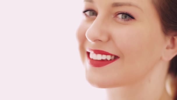 Schönheit Gesicht Porträt einer jungen Frau lächelnd, perfekte weiße Zähne Lächeln, Glamour-Make-up mit Naturkosmetik, schöne kaukasische Modell posiert für Hautpflege und Make-up — Stockvideo