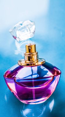 Parlak arka planda parfüm şişesi, tatlı çiçek kokusu, büyüleyici koku ve tatil hediyesi olarak da eau de parfum ve lüks kozmetik ürünleri markası tasarımı.