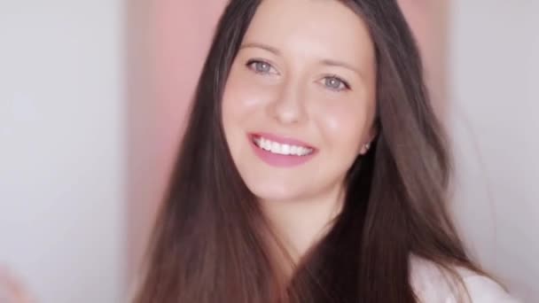Vacker kvinna med friska raka glänsande hår, porträtt av brunett med lång frisyr och naturlig makeup, hårvård och skönhet annons — Stockvideo