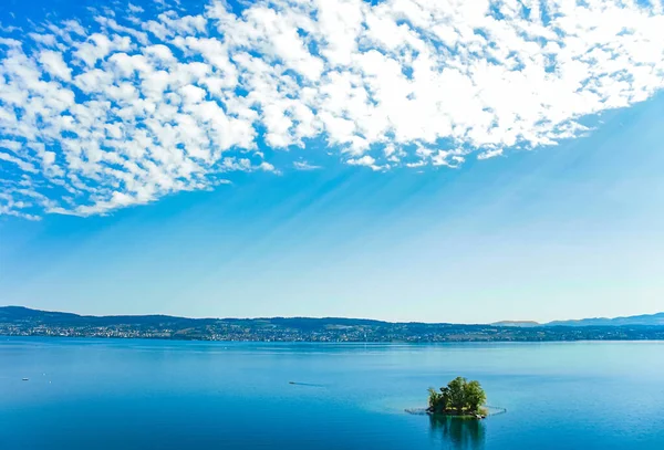 Lago Zurique em Wollerau, cantão de Schwyz, na Suíça, Zurichsee, montanhas suíças paisagem, água azul e céu no verão, natureza idílica e destino de viagem perfeito, ideal como impressão de arte cênica — Fotografia de Stock