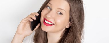 Mutlu gülümseyen kadın akıllı telefondan arıyor, beyaz arkaplanda portre var. İnsanlar, teknoloji ve iletişim konsepti