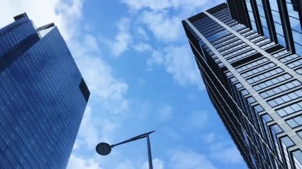 Clădire de birouri corporative în cartierul financiar, zgârie-nori moderni în centrul orașului, afaceri imobiliare comerciale și arhitectură contemporană — Videoclip de stoc