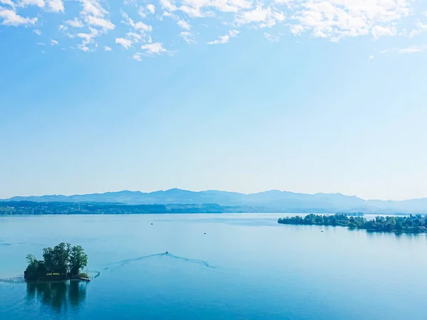 Paisagem suíça idílica, vista do lago Zurique em Wollerau, cantão de Schwyz na Suíça, Zurichsee, montanhas, água azul, céu como verão natureza e destino de viagem, ideal como estampa de arte cênica — Fotografia de Stock