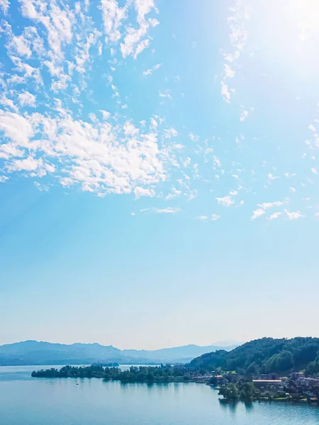 Idilli svájci táj, kilátás nyílik a Zürichi-tóra Wollerauban, Schwyz kanton Svájcban, Zurichsee, hegyek, kék víz, ég, mint nyári természet és utazási cél, ideális festői művészeti nyomat — Stock Fotó