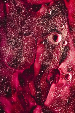 Soyut kırmızı sıvı zemin, boya sıçraması, girdap deseni ve su damlaları, güzellik jeli ve kozmetik doku, modern sihir sanatı ve lüks düz dizayn olarak bilim