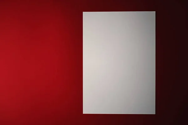 Papel A4 en blanco, blanco sobre fondo rojo como plano de papelería de oficina, diseño de identidad de marca de lujo y diseño de identidad de marca para maqueta — Foto de Stock