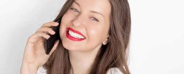 Feliz mujer sonriente llamando en el teléfono inteligente, retrato sobre fondo blanco. Concepto de personas, tecnología y comunicación — Foto de Stock