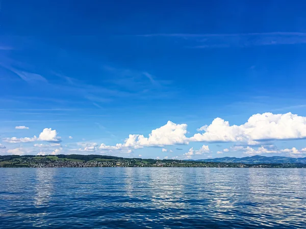 Idylická švýcarská krajina, pohled na jezero Curych v Richterswilu, Švýcarsko, hory, modrá voda Curychu, obloha jako letní příroda a turistická destinace, ideální jako malebný tisk — Stock fotografie