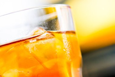 Bardakta limonlu buzlu çay açık havada soğuk taze içecek, yaz kokteyli veya tatlı meyve suyu, sokak yemeği ve restoran menüsü konsepti.