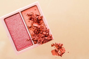 Altın arka planda izole bir şekilde uzanan göz makyajı ya da allık rengi palet, düz göz farı düz dizayn edilmiş göz farı, ezilmiş makyaj ve kozmetik ürün.