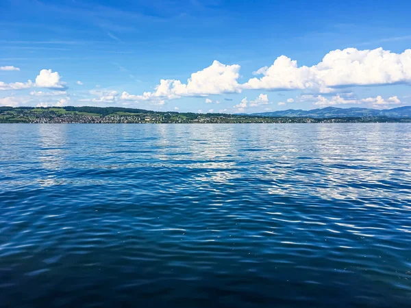 Paisagem suíça idílica, vista do lago Zurique em Richterswil, Suíça, montanhas, água azul de Zurichsee, céu como natureza de verão e destino de viagem, ideal como impressão de arte cênica — Fotografia de Stock