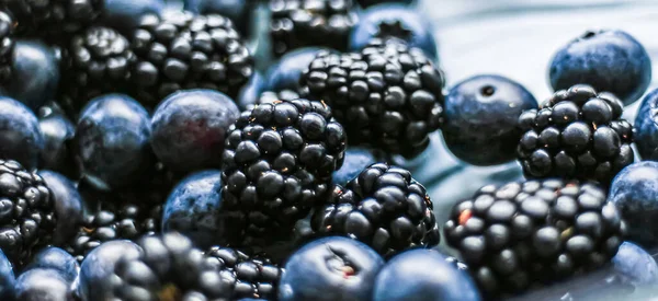 Blaubeeren und Brombeeren als Fruchthintergrund, gesunde Ernährung und Beerensaft, vegane Snacks und Ernährung — Stockfoto