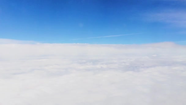 Ciel bleu au-dessus des nuages blancs, atmosphère nature et vue aérienne depuis la fenêtre de l'avion, vol de la compagnie aérienne et destination de voyage — Video