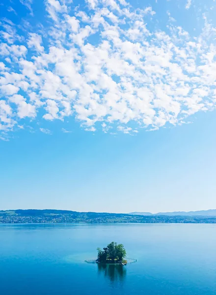 Paisagem suíça idílica, vista do lago Zurique em Wollerau, cantão de Schwyz na Suíça, Zurichsee, montanhas, água azul, céu como verão natureza e destino de viagem, ideal como estampa de arte cênica — Fotografia de Stock
