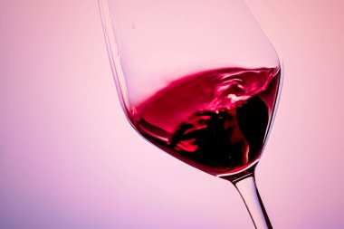 Kristal bardakta kaliteli kırmızı şarap, alkol içeceği ve lüks aperatif, oenoloji ve ekoloji ürünü.