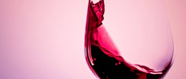 Prémium vörösbor kristályüvegben, alkoholtartalmú italban és luxus aperitifben, borászatban és szőlőtermesztésben — Stock Fotó