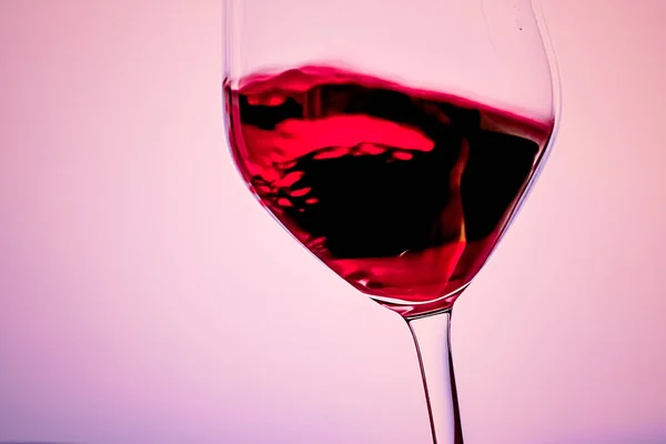Vin rouge haut de gamme en verre cristal, boisson alcoolisée et apéritif de luxe, œnologie et viticulture — Photo