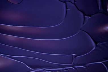 Lüks güzellik markası, bayram afişi tasarımı, soyut duvar sanatı veya sanatsal fırça darbesi için mor krem dokusu, kozmetik ürün ve makyaj arka planı