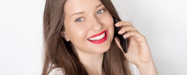 Mutlu gülümseyen kadın akıllı telefondan arıyor, beyaz arkaplanda portre var. İnsanlar, teknoloji ve iletişim konsepti