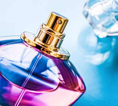 Parlak arka planda parfüm şişesi, tatlı çiçek kokusu, büyüleyici koku ve tatil hediyesi olarak da eau de parfum ve lüks kozmetik ürünleri markası tasarımı.