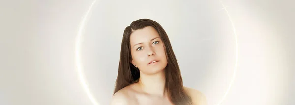 日焼け肌のトーンと美しさのルーチン。美しいブルネット女性モデルとともに自然日焼け,若い女性の顔の肖像画 — ストック写真
