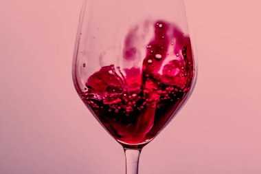 Kristal bardakta kırmızı şarap, alkol içeceği ve lüks aperatif, oenoloji ve ekolojik ürün