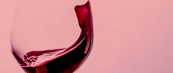 Rode wijn in kristalglas, alcoholische drank en luxueus aperitief, oenologie en wijnbouwproduct — Stockfoto