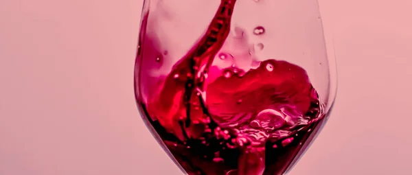 Kristal bardakta kırmızı şarap, alkol içeceği ve lüks aperatif, oenoloji ve ekolojik ürün — Stok fotoğraf