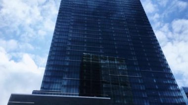 Finans bölgesindeki şirket binası, şehir merkezindeki modern gökdelen, ticari gayrimenkul işi ve çağdaş mimari.
