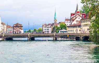 Zürih HB, Hauptbahnhof, İsviçre mimarisi ve İsviçre 'nin Zürih kentindeki seyahat merkezi yakınlarındaki sokaklar ve tarihi şehir binaları