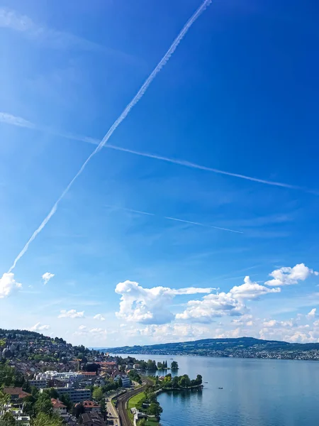 Paisaje suizo idílico, vista del lago Zurich en Richterswil, Suiza, montañas, agua azul de Zurichsee, cielo como naturaleza de verano y destino de viaje, ideal como impresión artística escénica — Foto de Stock