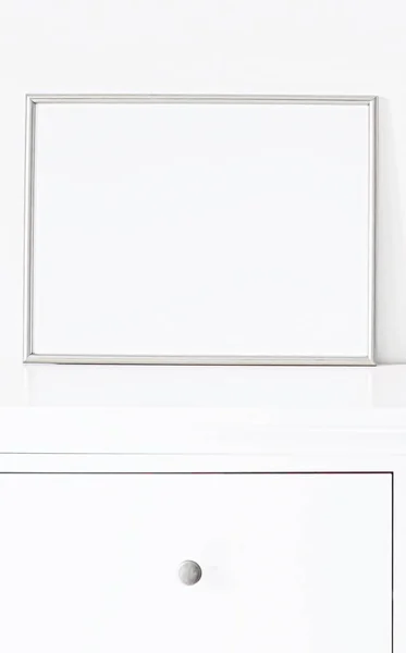 Cornice in argento su mobili bianchi, arredamento di lusso e design per mockup, stampa poster e arte stampabile, vetrina del negozio online — Foto Stock
