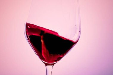 Kristal bardakta kaliteli kırmızı şarap, alkol içeceği ve lüks aperatif, oenoloji ve ekoloji ürünü.